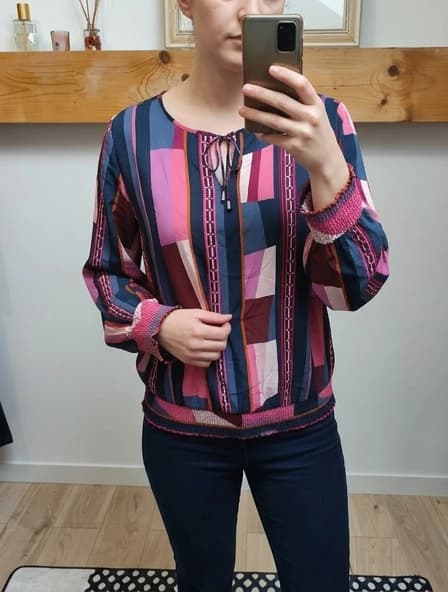 AI fotó: sokszínű, patchwork mintás ing virtuális modellel, textúrázott bézs háttéren