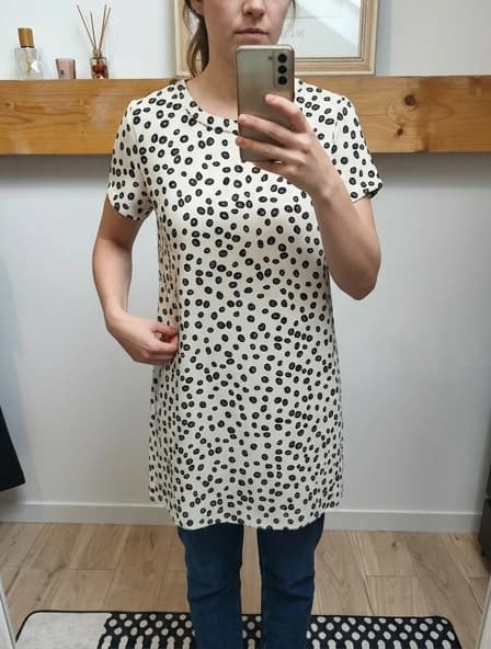 AI fotó: dalmata mintás, apró fekete pöttyös póló vintage boltos díszletben