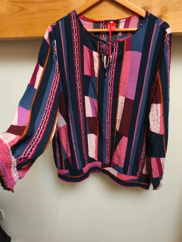 Homályos tükörszelfi egy sokszínű, patchwork mintás ingről